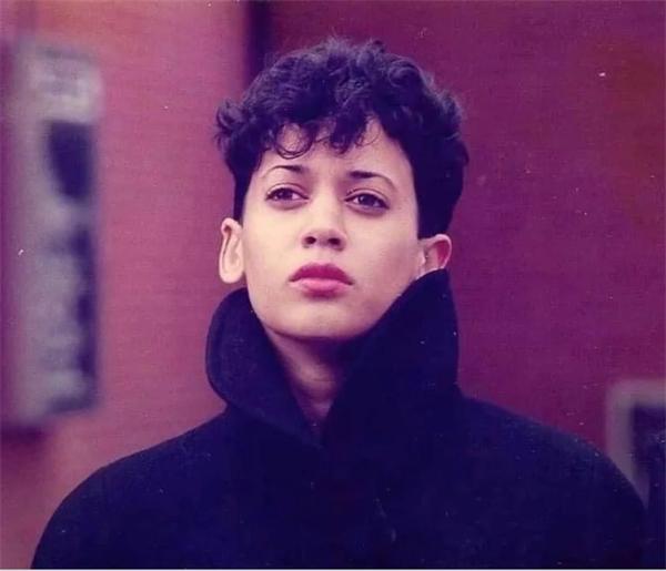 Hamala's hairstyle on adolescence